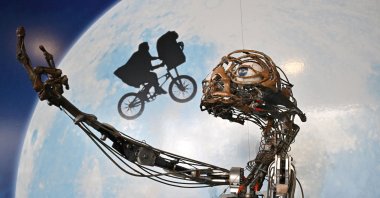 The original first mechatronic E.T. character from Steven Spielberg&#039;s 1982 film &quot;E.T. the Extra Terrestrial&quot; on display at Julien&#039;s Auctions in Beverly Hills, California, U.S., Dec.12, 2022. (AFP Photo)