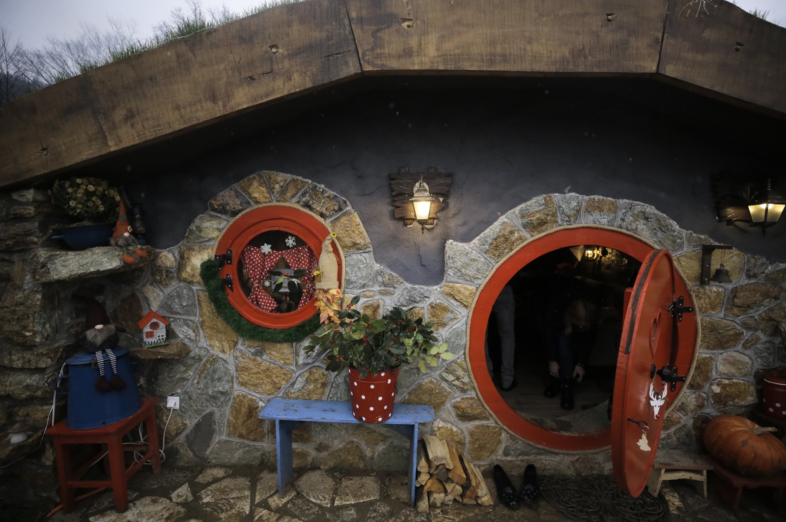 Saudari Bosnia membangun rumah hobbit, mencerminkan semangat Middle-earth