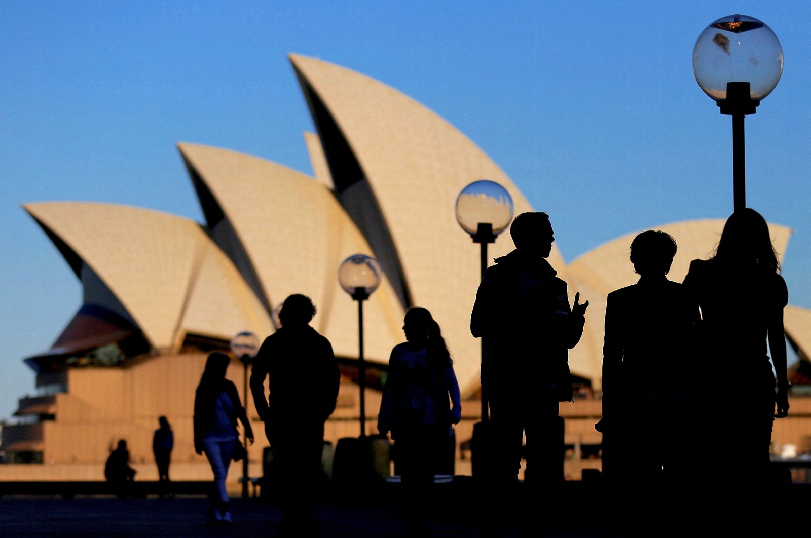 People are silhouetted against the Sydney Opera House at sunset, Sydney, Australia, Nov. 2, 2016. (Reuters Photo)