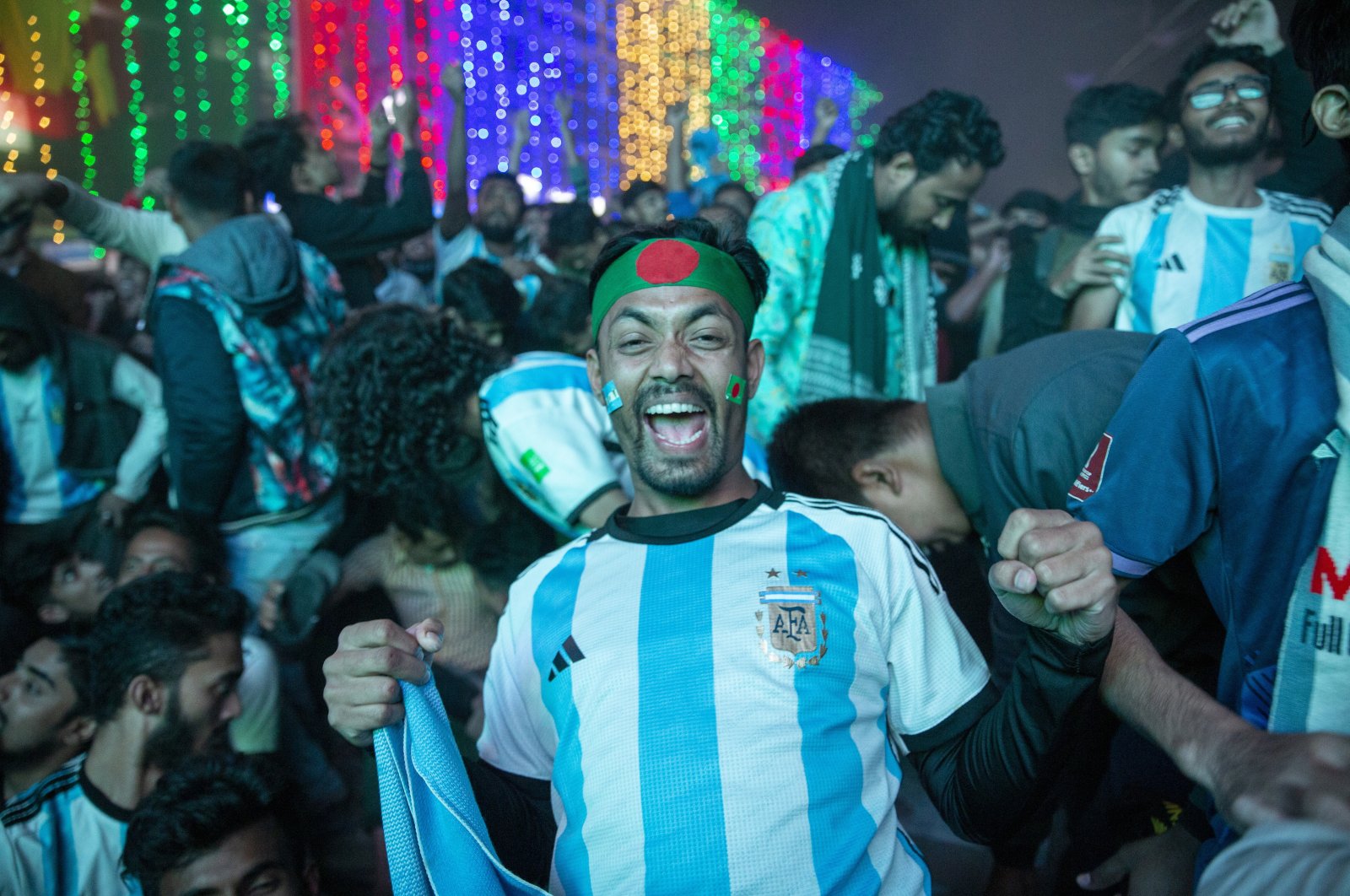Warga Bangladesh yang bergembira menggemakan nama Messi setelah kemenangan Argentina