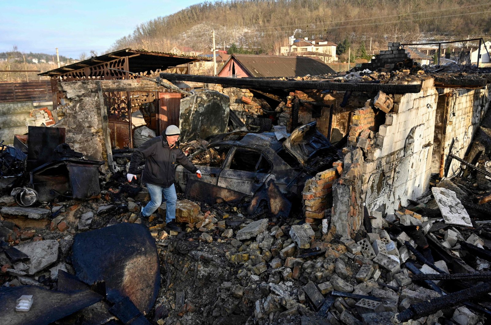 A local resident walks amid the rubbles, following a barrage of Russian drone strikes, Kyiv, Ukraine, Dec, 19, 2022. (AFP Photo)