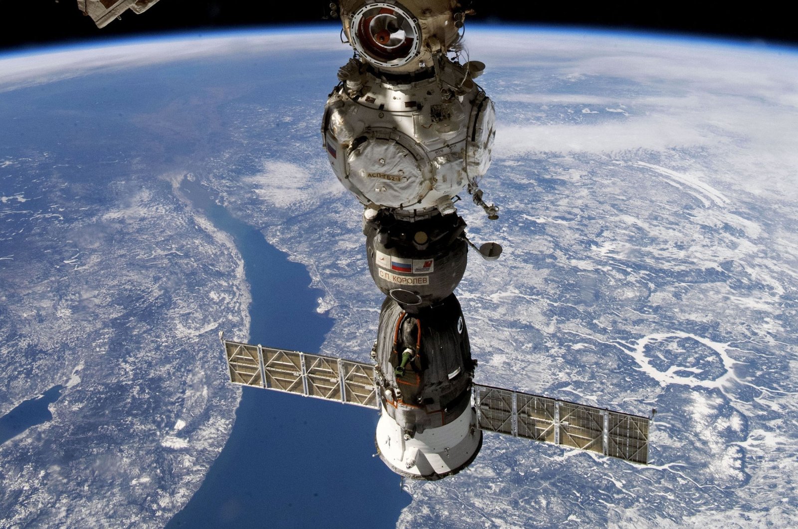 Kru ISS memeriksa kebocoran kapsul luar angkasa Soyuz dengan lengan robotik