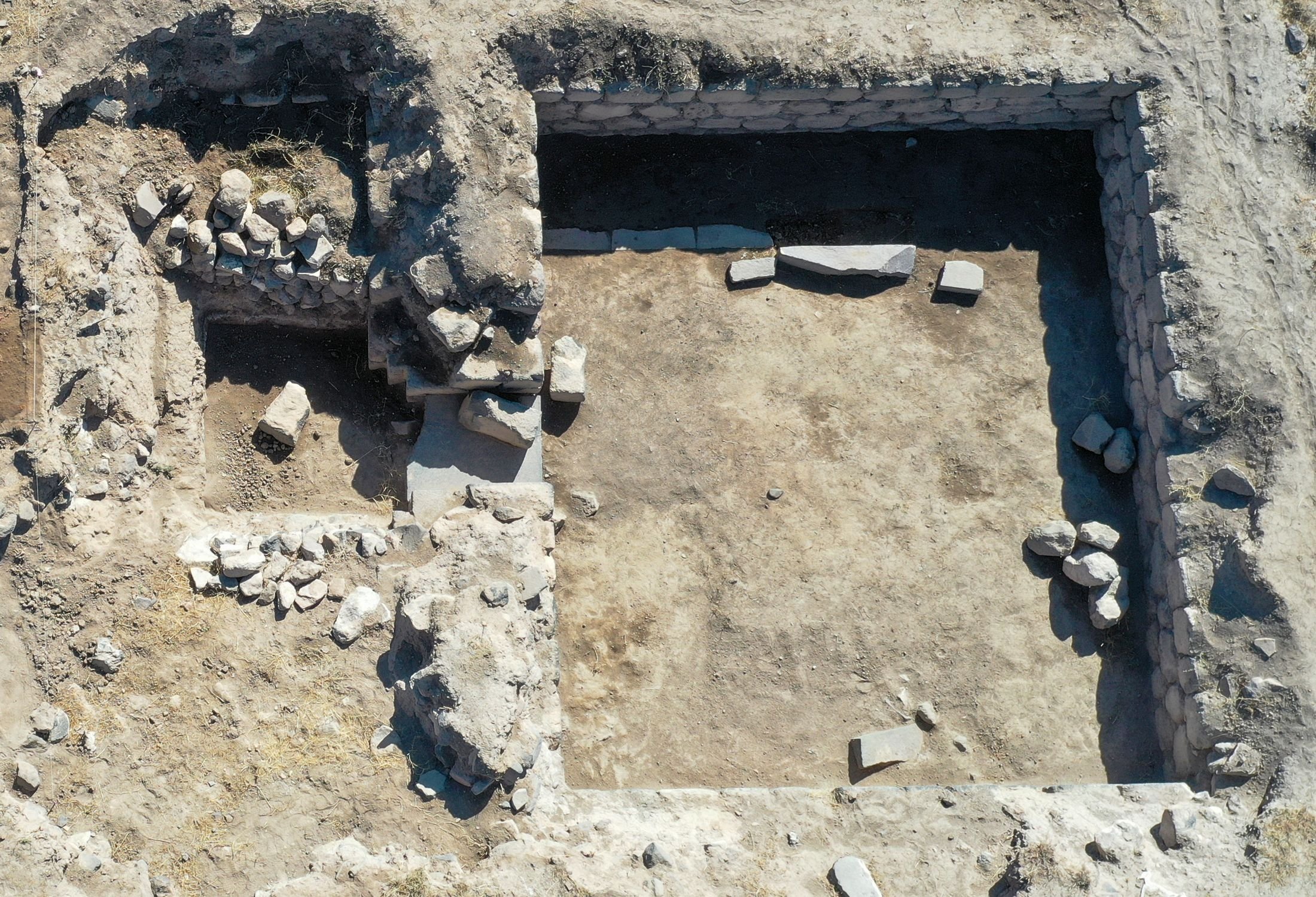 Peninggalan arkeologi di reruntuhan Kastil Körzüt, di Van, Türkiye, 18 Desember 2022. (Foto AA)