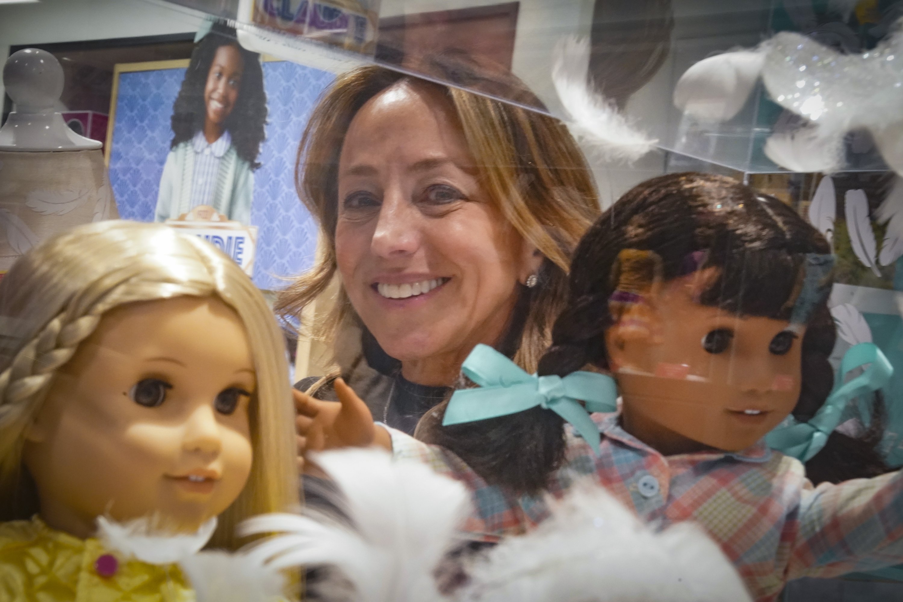 Jamie Cygielman, manajer umum dan presiden di American Girl, berpose di belakang pameran boneka selama tur pers, di New York, AS, 2 Desember 2022. (Foto AP)