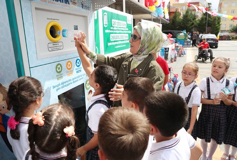 First lady Emine Erdoğan helps children dispose of plastic bottles at a zero waste collection container in Istanbul, Türkiye, Sept. 13, 2019. (Courtesy of Presidency of Türkiye)