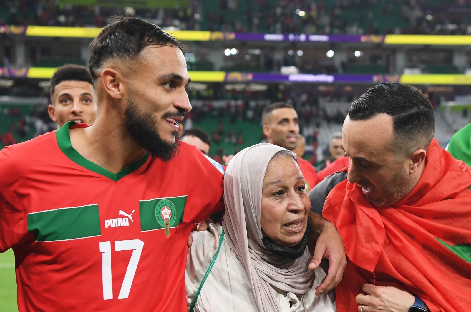 Sofiane Boufal dari Maroko merayakan dengan anggota keluarga setelah kemenangan 1-0 tim dalam pertandingan perempat final Piala Dunia FIFA Qatar 2022 antara Maroko dan Portugal di Stadion Al Thumama di Doha, Qatar, 10 Desember 2022. (Foto Getty Images)