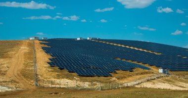 Solar panels at a photovoltaic solar power plant in southeastern Şanlıurfa province, Türkiye. (Shutterstock Photo)