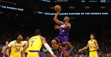 Phoenix Suns guard Chris Paul drives to the hoop against the Los Angeles Lakers in the second half at Footprint Center, Phoenix, Arizona, U.S., Dec. 19, 2022. (Reuters Photo)
