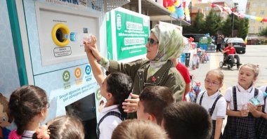 First lady Emine Erdoğan helps children dispose of plastic bottles at a zero waste collection container in Istanbul, Türkiye, Sept. 13, 2019. (Courtesy of Presidency of Türkiye)