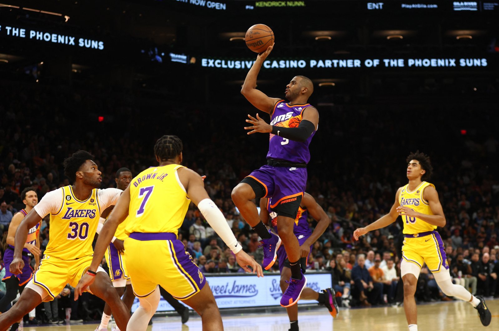 Phoenix Suns guard Chris Paul drives to the hoop against the Los Angeles Lakers in the second half at Footprint Center, Phoenix, Arizona, U.S., Dec. 19, 2022. (Reuters Photo)