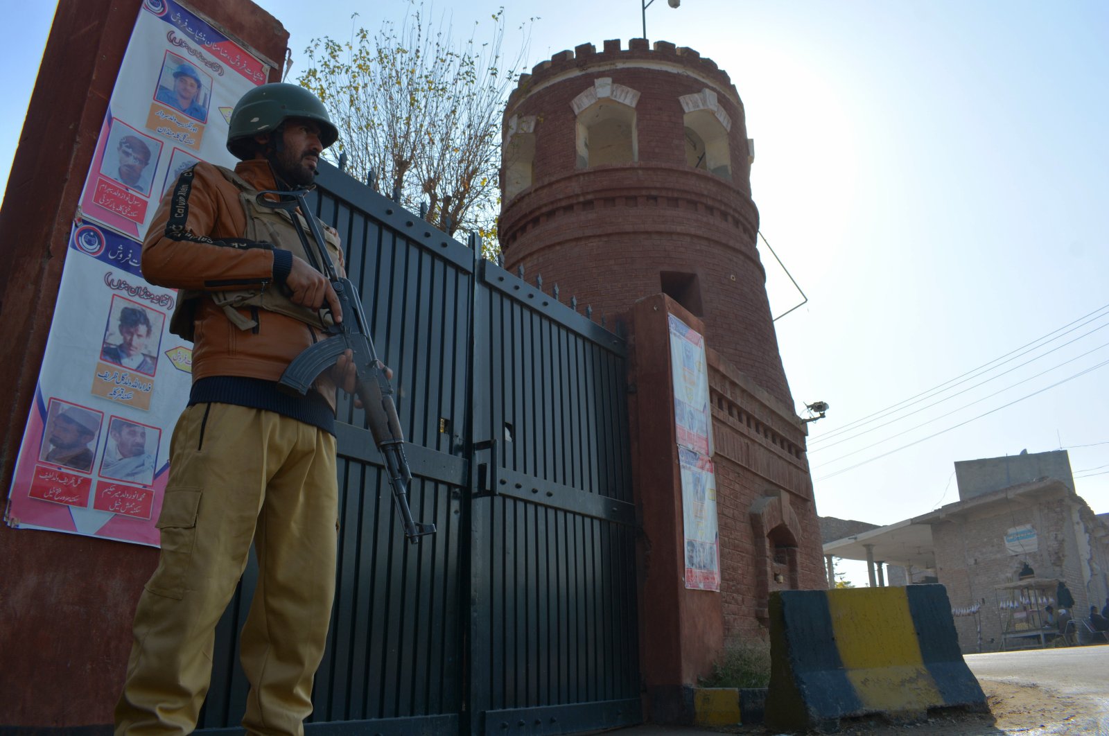 Semua sandera dibebaskan saat pasukan Pakistan merebut kembali pusat anti-terorisme