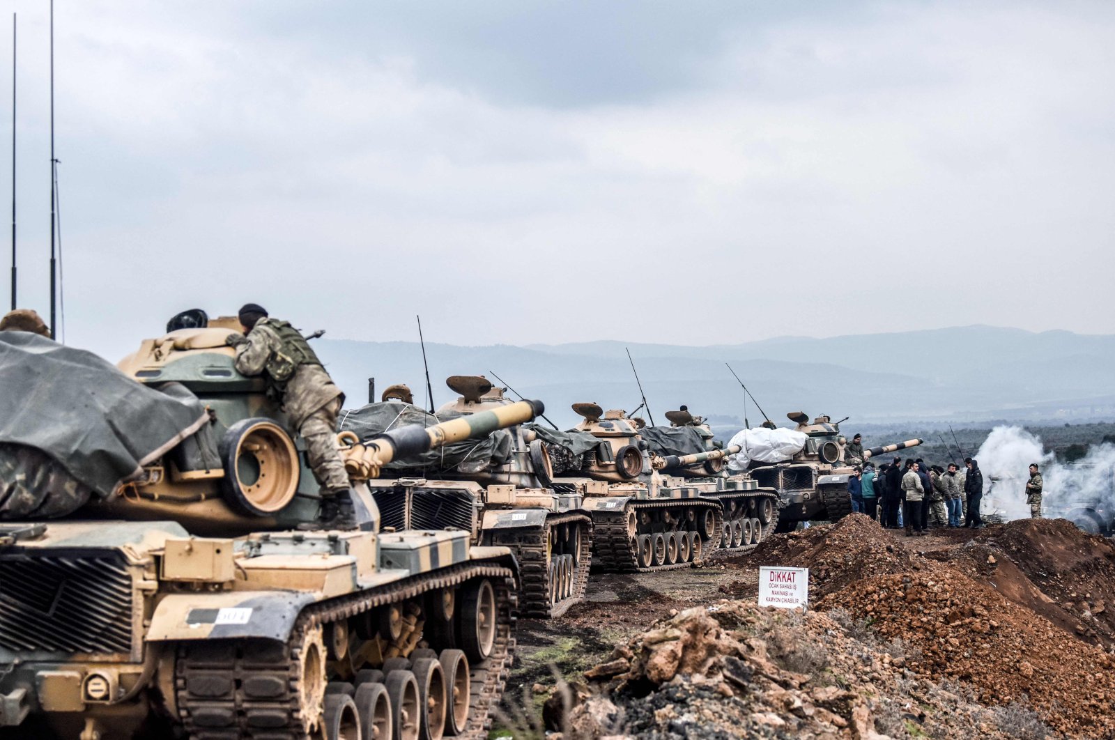 Turkish army troops gather near the Syrian border, in Hatay province, southern Türkiye, Jan. 21, 2018. (AFP Photo)