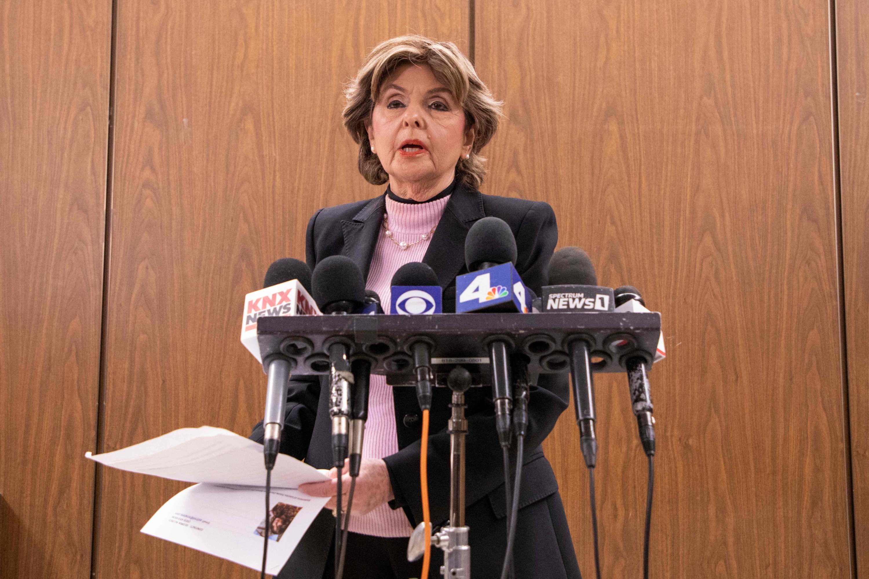 Pengacara Gloria Allred berbicara kepada wartawan setelah Harvey Weinstein dinyatakan bersalah atas tiga tuduhan pelecehan seksual dalam persidangan di Los Angeles, California, AS, 19 Desember 2022. (Foto AFP)