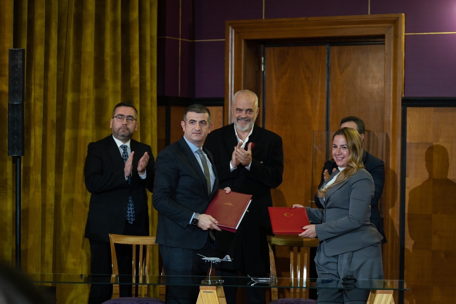 Perdana Menteri Albania Edi Rama (Tengah) bertepuk tangan setelah negaranya menandatangani kesepakatan untuk membeli drone Bayraktar TB2 milik perusahaan pertahanan dan teknologi Turki, di Tirana, Albania, 20 Desember 2022. (Foto IHA)