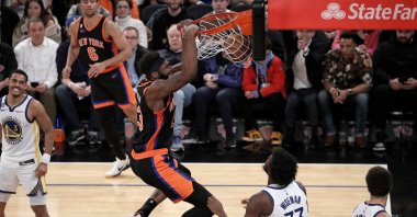 New York Knicks' Mitchell Robinson scores over Golden State Warriors defenders at Madison Square Garden, New York, U.S., Dec. 20, 2022. (EPA Photo)