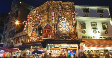 The oldest confectionery and Turkish sweets shop in the Kadıköy district adorned with Christmas decor, in Istanbul, Türkiye, Dec. 19, 2019. (Shutterstock Photo)