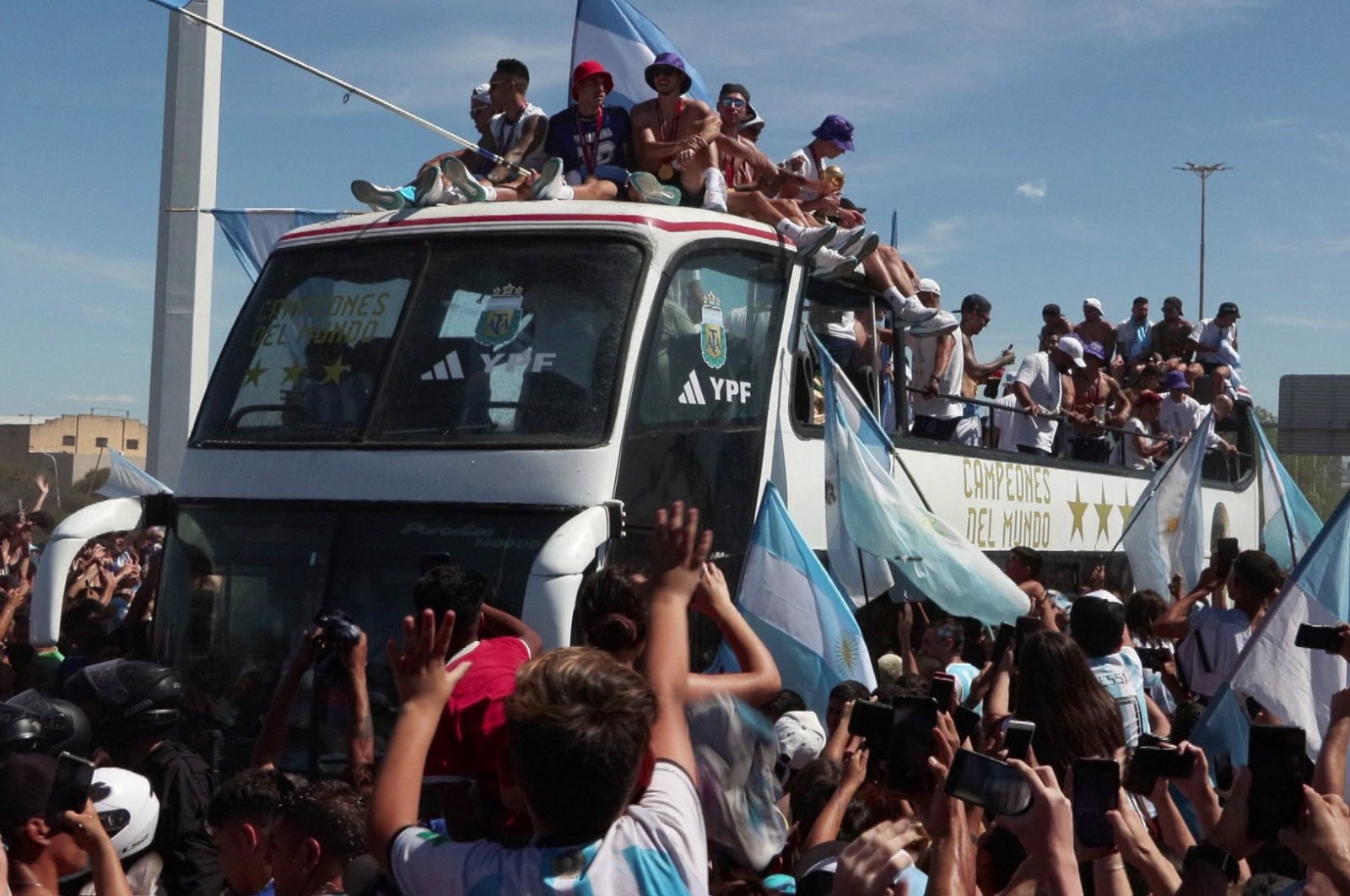Gelombang kesuraman menyelimuti penonton Argentina saat parade tiba-tiba berakhir