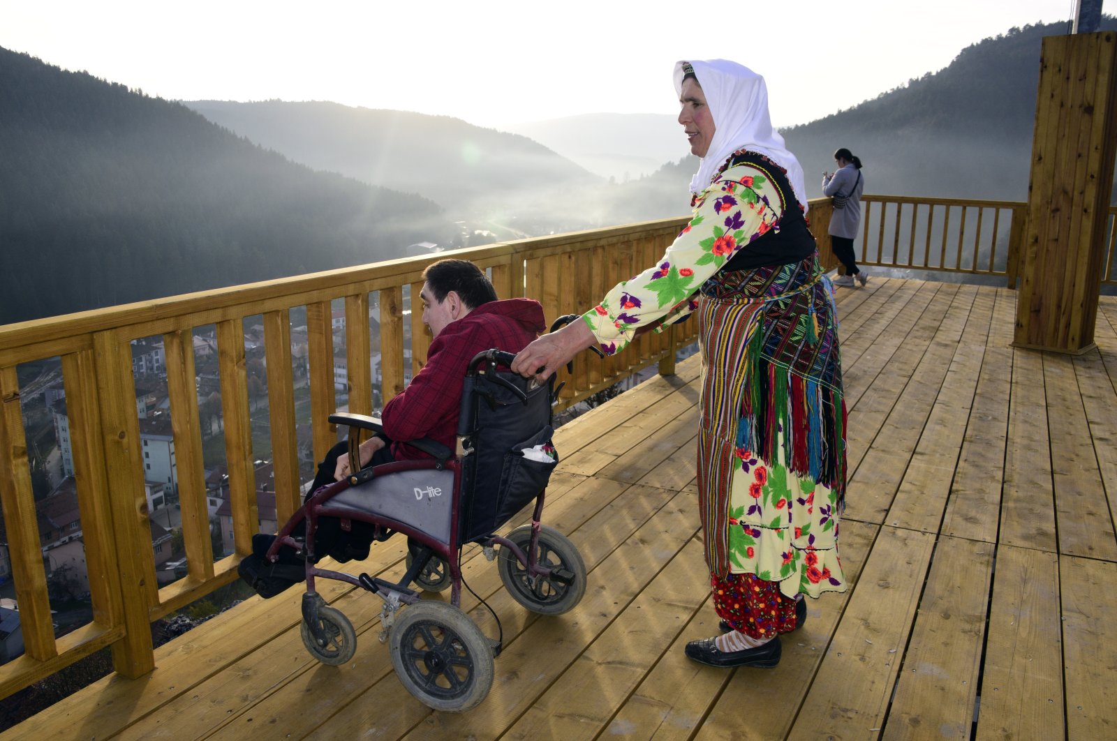Kota Turki membangun teras untuk ibu yang mencari pemandangan untuk anak laki-laki cacat