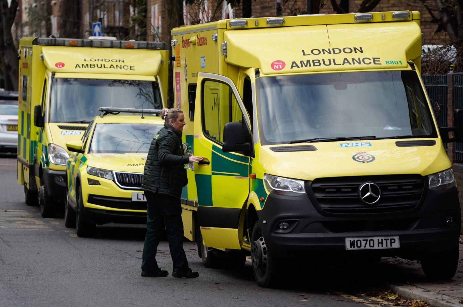 A paramedic shuts the door of an ambulance outside the Waterloo ambulance station in London, U.K., Dec. 21, 2022. (AFP Photo)
