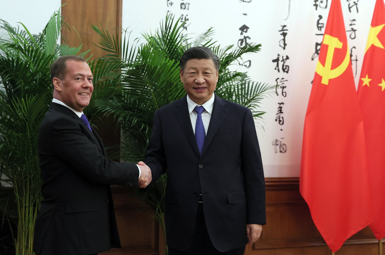 Medvedev dari Rusia bertemu dengan Xi dari China selama kunjungan mendadak ke Beijing