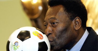 Brazilian football legend Pele kisses a ball, during a presentation in Leipzig on the eve of the final draw of the Fifa football World Cup 2006. (AFP Photo)