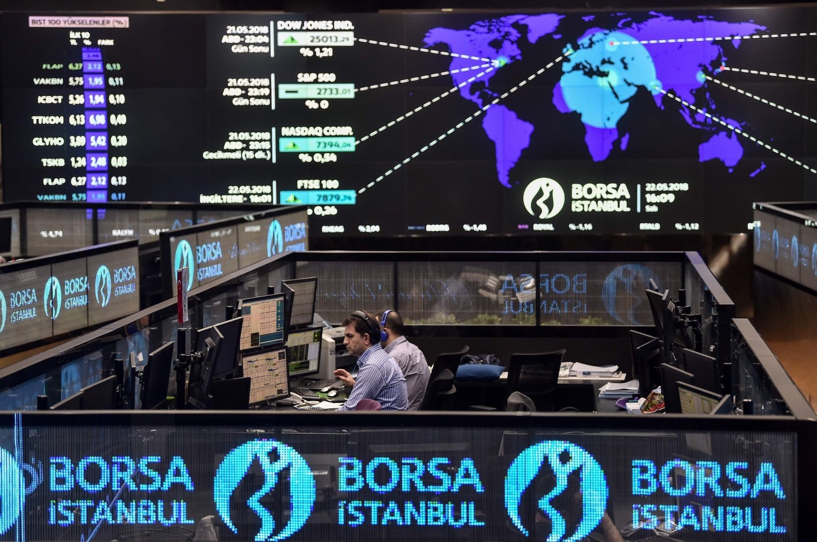 Traders work at their desks on the floor of Borsa Istanbul, Istanbul, Türkiye, May 22, 2018. (AFP Photo)
