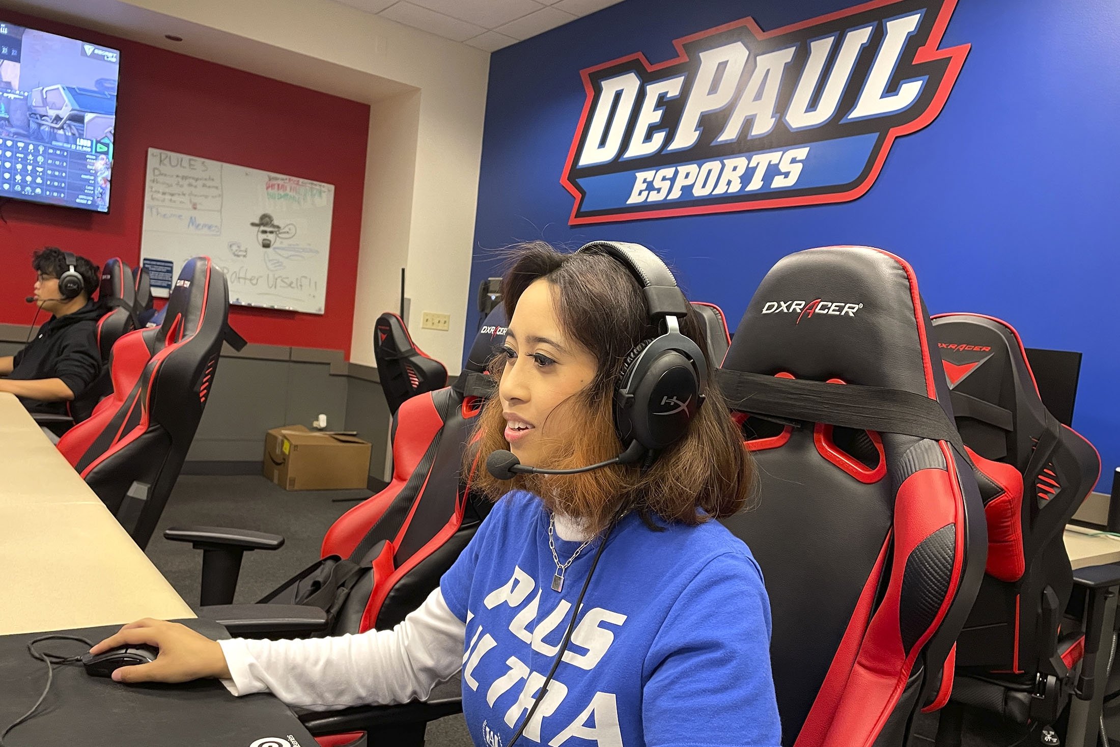 Lethrese Rosete, mahasiswa tingkat dua DePaul berusia 20 tahun, bermain game online di Esports Gaming Center universitas, di Chicago, AS, 22 September 2022. (Foto AP)