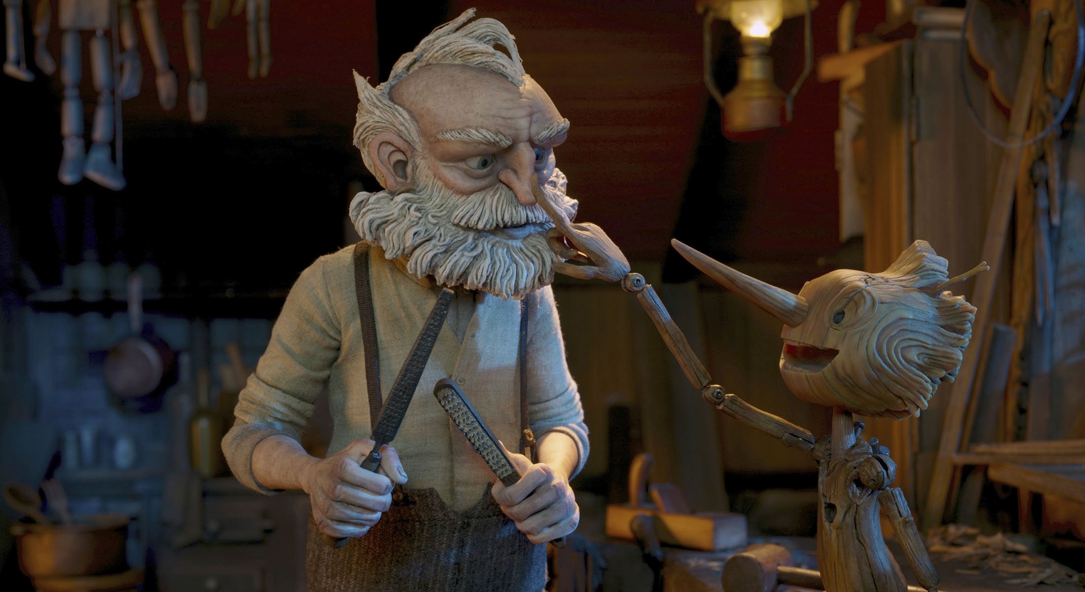 Gepetto (kiri), disuarakan oleh David Bradley, dan Pinocchio, disuarakan oleh Gregory Mann, dalam sebuah adegan dari 