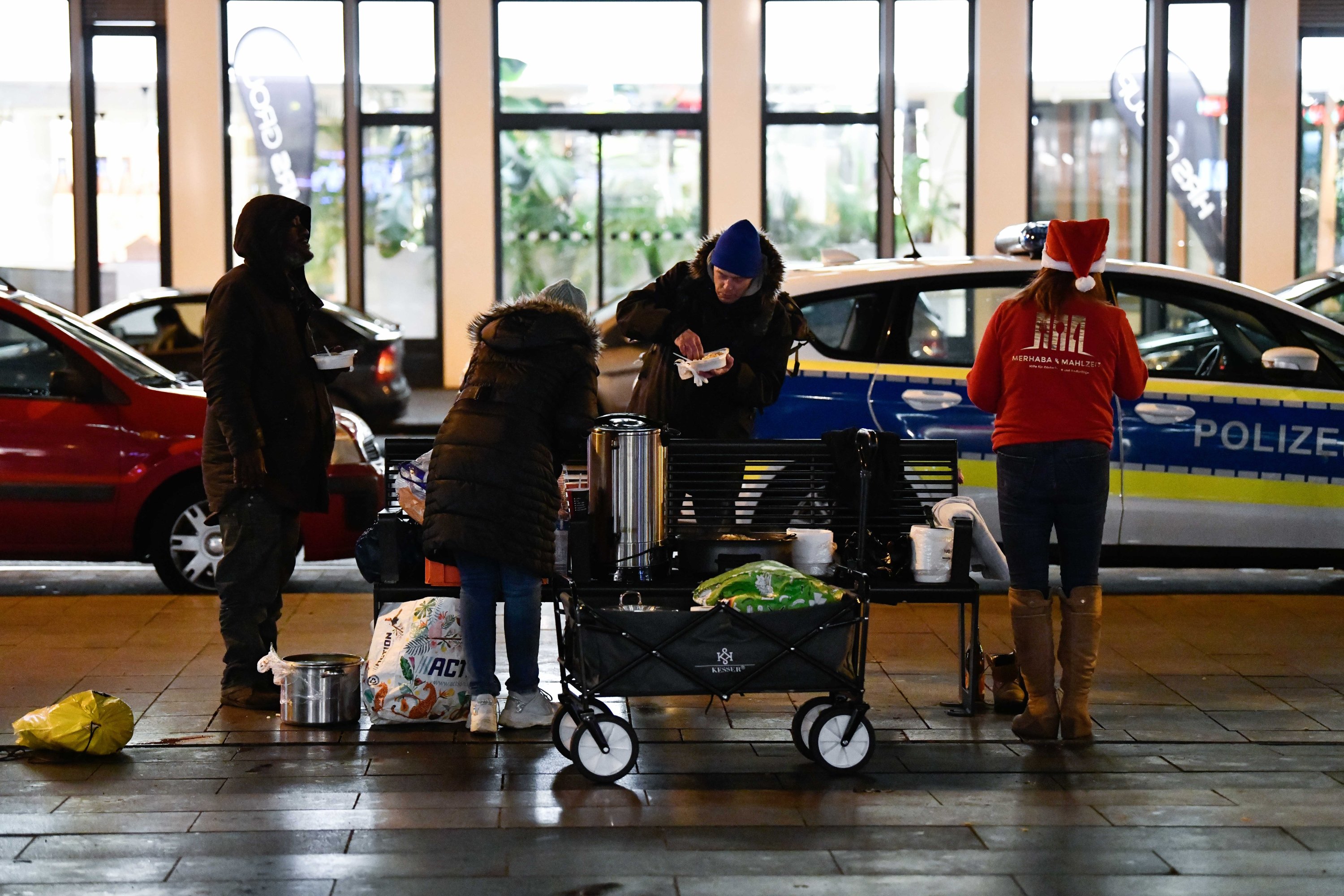 Turkish volunteers help homeless people in Germany amid cold spell ...