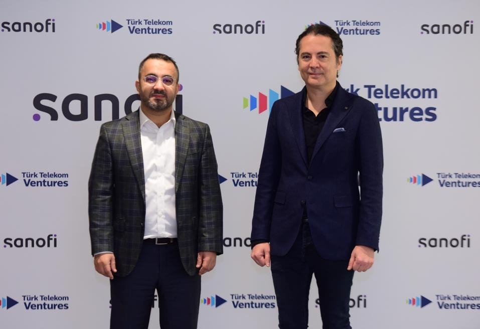 General Manager TT Ventures Muhammed Özhan (L) dan kepala negara Sanofi Türkiye dan Sanofi Türkiye, Afrika dan Presiden Produk Dasar Timur Tengah Cem Öztürk.  (Sumber Sanofi)