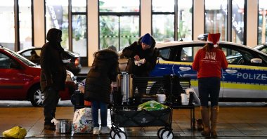Turkish volunteers offer food, drinks and clothing to the people living on the streets in Cologne, Germany, Dec. 22, 2022. (AA Photo)