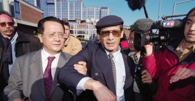 French serial killer, fraudster and thief Charles Sobhraj (C) leaves the court with his lawyer Jacques Verges (L), Paris, France, April 8, 1997. (AFP File Photo)