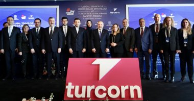 Industry and Technology Minister Mustafa Varank (C), Baykar Chief Technology Officer (CTO) Selçuk Bayraktar (6th from L) and other officials pose for a photo during the event to unveil National Technology Entrepreneurship Strategy and Turcorn 100 Program, in Istanbul, Türkiye, Dec. 21, 2022. (AA Photo)