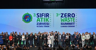 First Lady Emine Erdoğan and other participants pose for a group photo at Haliç Congress Center in Istanbul as part of the zero waste summit, Dec. 23, 2022. (AA Photo)