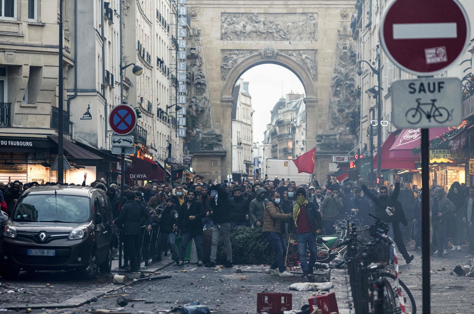 ‘Pelaku serangan Paris memiliki sejarah kekerasan anti-migran’