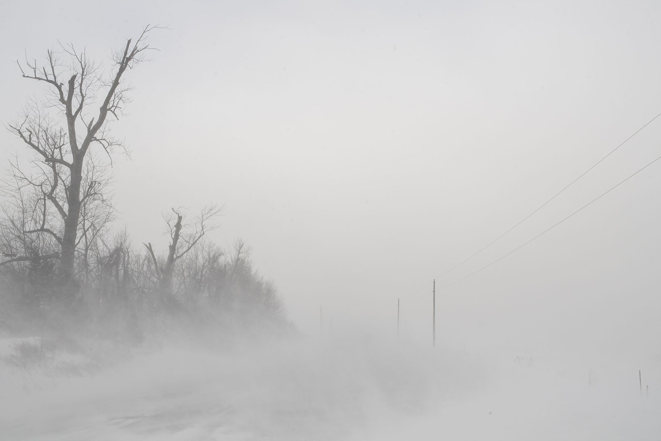 Hembusan salju mengganggu jarak pandang di pedesaan Linn County, Iowa, AS, 23 Desember 2022. (Foto AP)