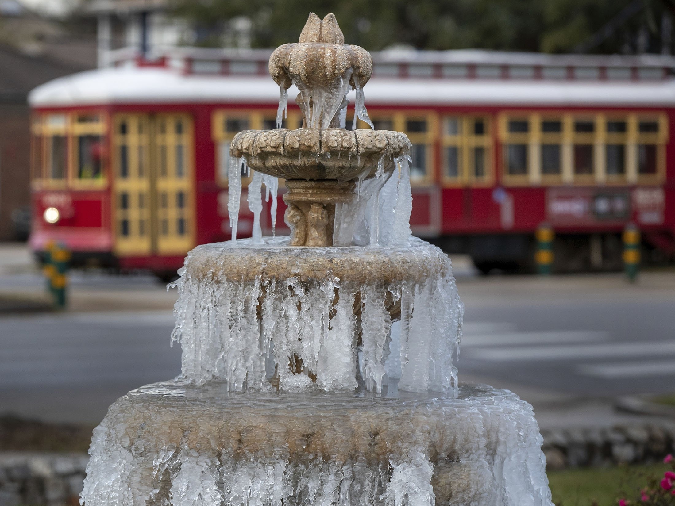 Air mancur membeku saat suhu melayang di pertengahan tahun 20-an di Rumah Pemakaman Jacob Schoen & Son di New Orleans, AS, 24 Desember 2022. (Foto AP)
