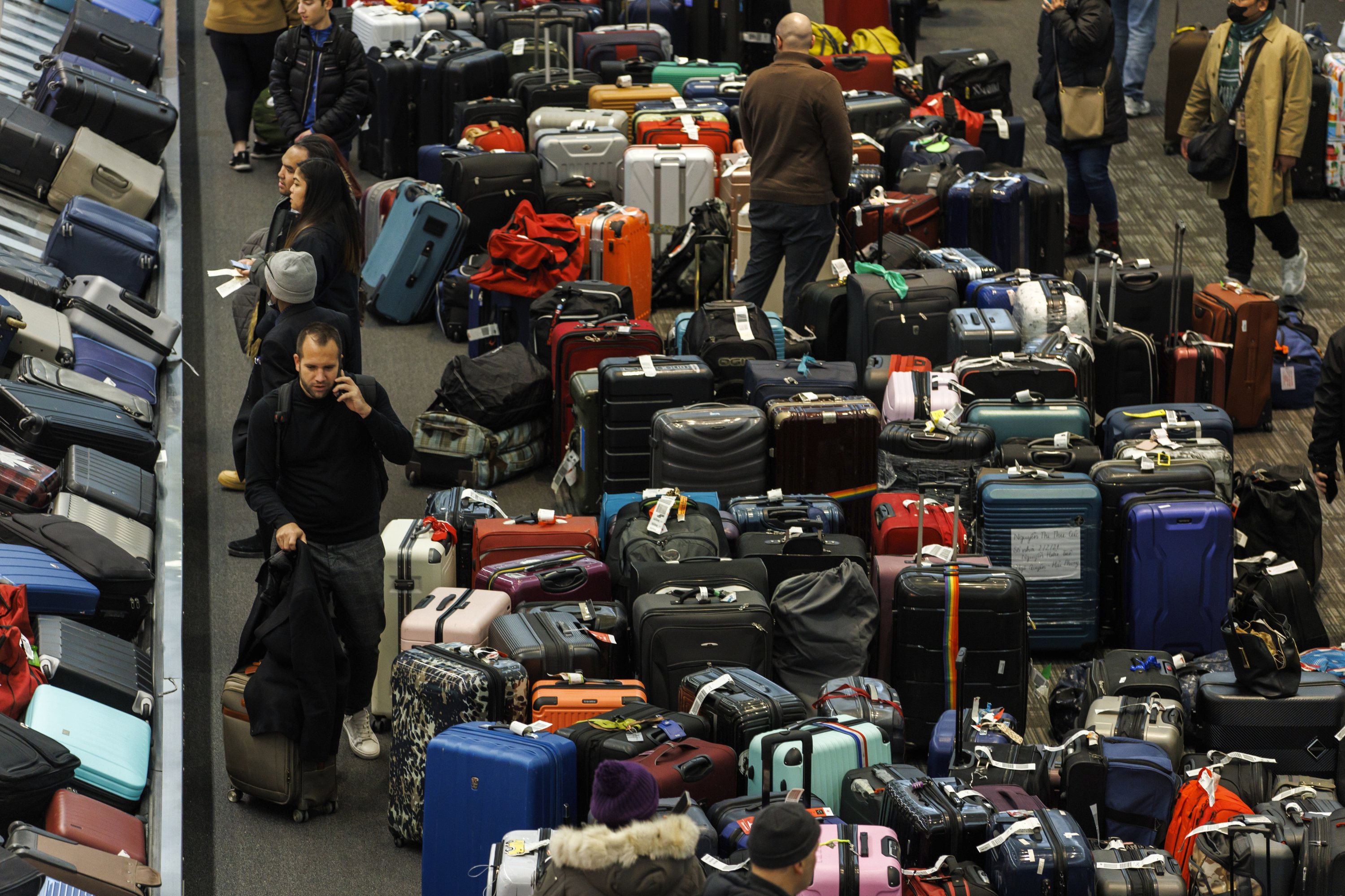 Bagasi dikumpulkan di area pengambilan bagasi di Bandara Internasional Toronto Pearson, Toronto, Kanada, 24 Desember 2022. (Foto AP)