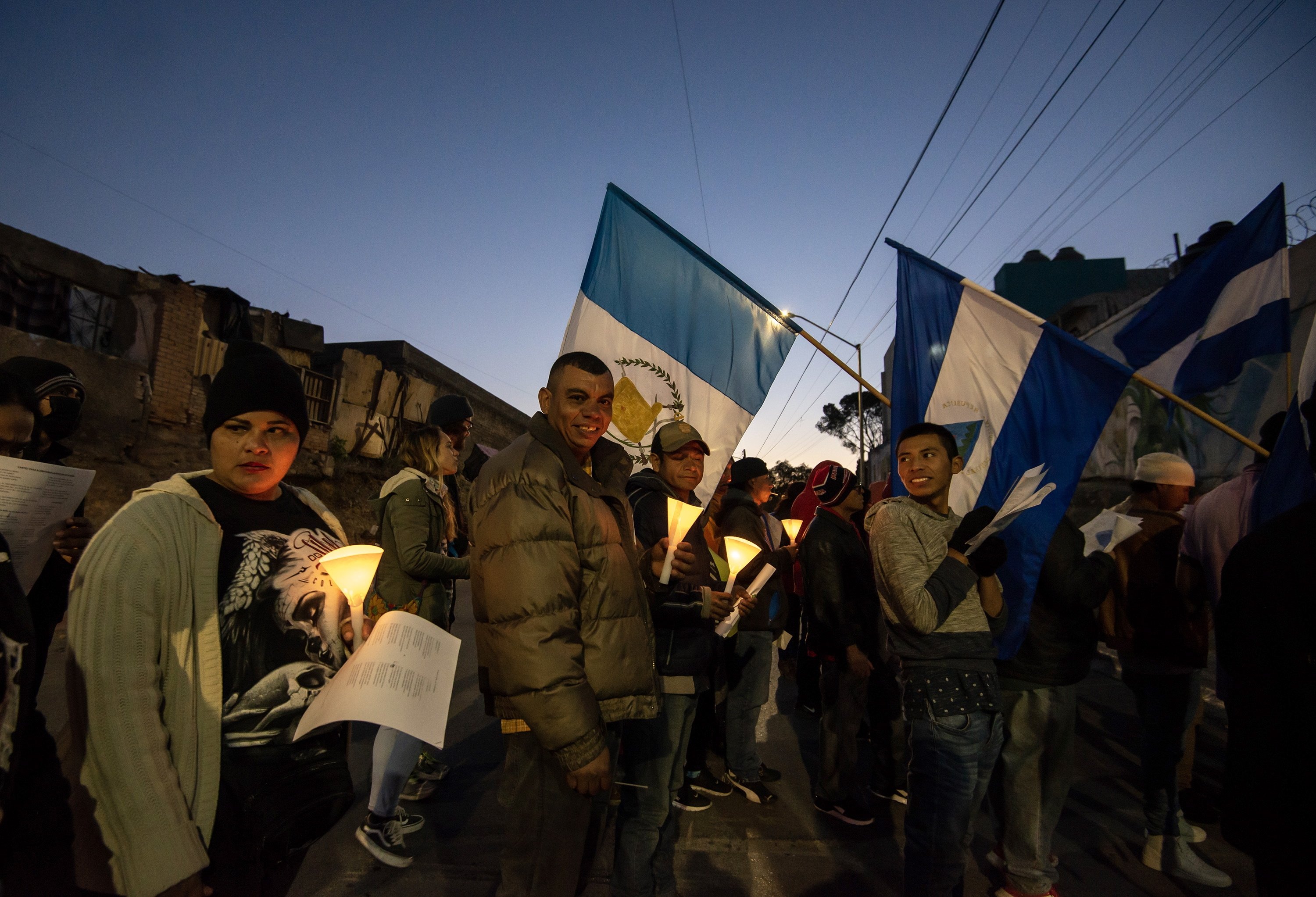 Sekelompok migran Amerika Tengah mengikuti perayaan posada oleh Casa del Migrante di kota Saltillo, negara bagian Coahuila, Meksiko, 20 Desember 2022. (Foto EPA)