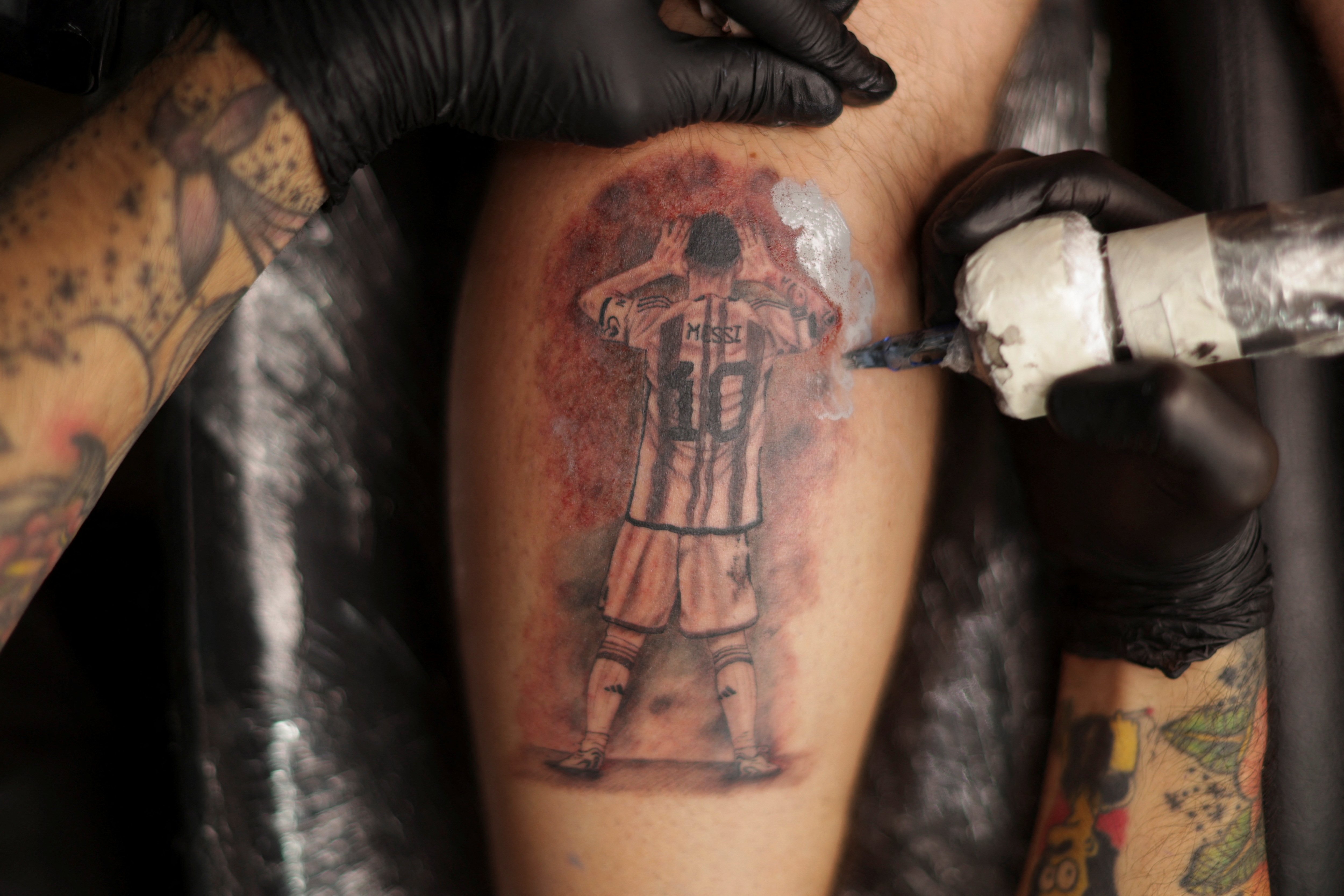 Orang Argentina bergegas ke tato untuk penggambaran Messi