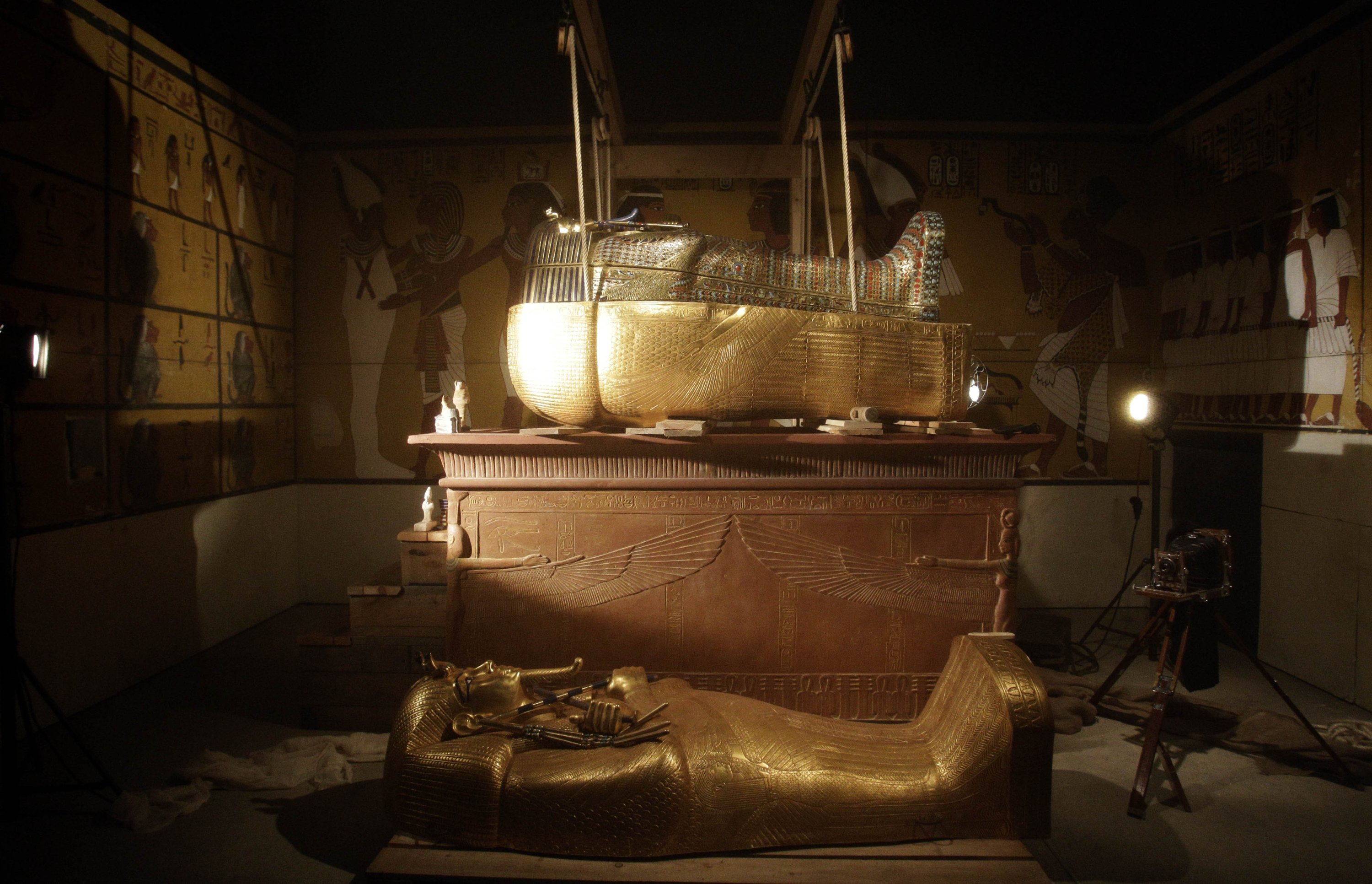 Replika ruang makam Tutankhamun terlihat dalam sorotan di pameran Tutankhamun di Cologne, Jerman, 22 September 2010. (Foto AP)