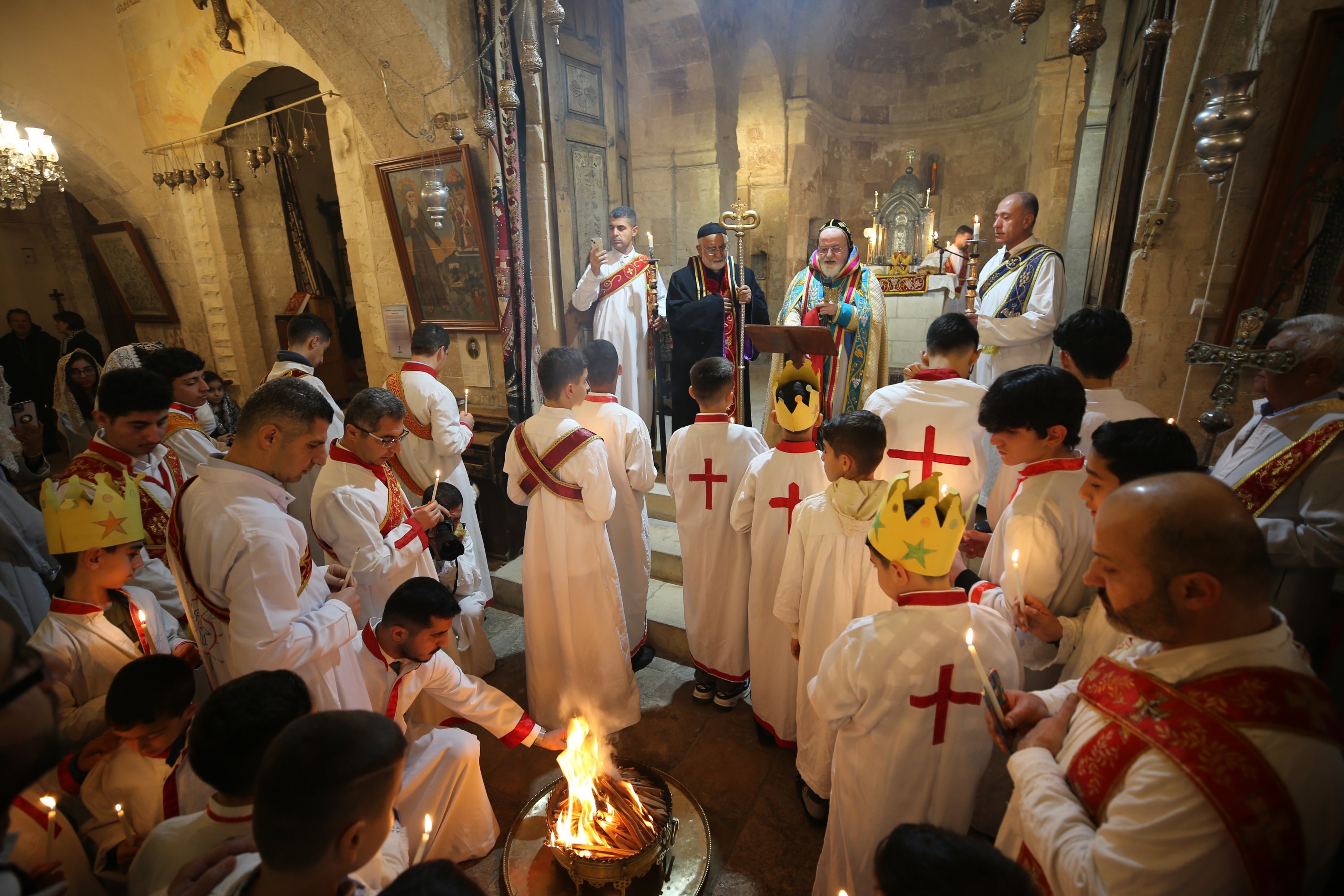 Mardin dan Diyarbakır Metropolitan Saliba Özmen dan imam agung gereja, Gabriel Akyüz, memimpin Misa Natal di Gereja Kırklar, Mardin, Türkiye, 25 Desember 2022. (Foto AA)