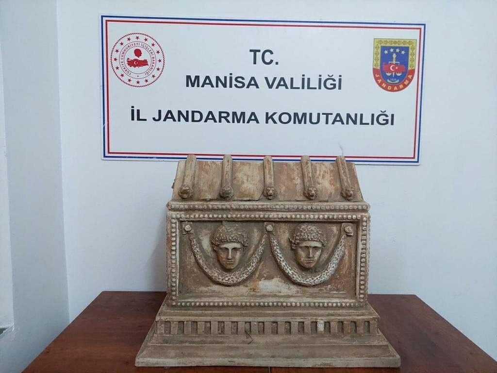 Roman-era sarcophagus confiscated by Gendarmerie Command in Manisa, Dec. 26, 2022. (DHA Photo)