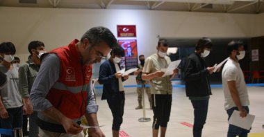 Migrants are seen at the migration directorate in Kocaeli province, Türkiye, Dec. 24, 2022 (IHA Photo)