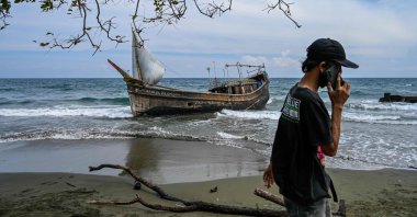 A boat that was carrying Rohingya refugees is seen at a beach in Krueng Raya, Banda Aceh, Indonesia, Dec. 25, 2022. (AFP Photo)