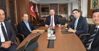 Trade Minister Mehmet Muş (C) meets with Migros CEO Özgür Tort (2nd R), A101 CEO Cem Maltaş (R), Şok CEO Uğur Demirel (L) and BIM CEO Galip Aykaç (2nd L) in Ankara, Türkiye, Dec. 26, 2022. (AA Photo)