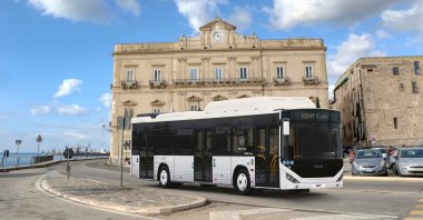 A Kent C bus, manufactured by Türkiye's Otokar, is seen near the Palazzo di Citta, the town hall of the city of Taranto, Puglia, Italy, Nov. 28, 2022. (Courtesy of Otokar)