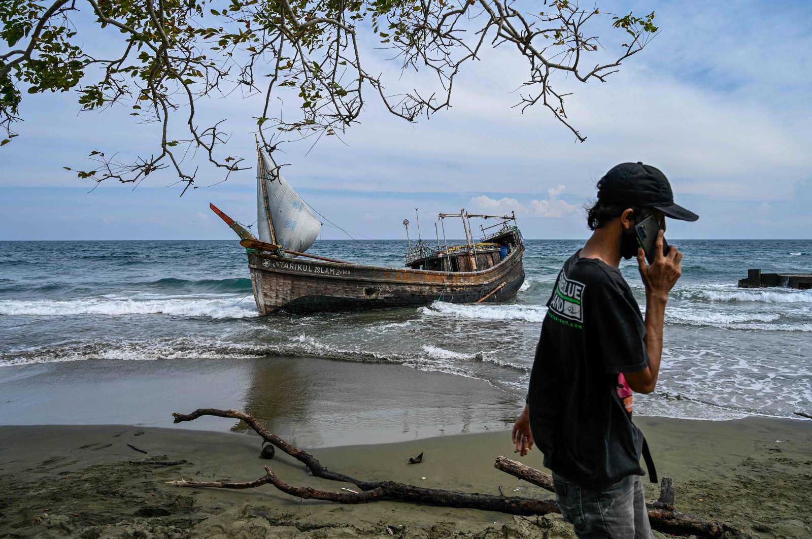 A boat that was carrying Rohingya refugees is seen at a beach in Krueng Raya, Banda Aceh, Indonesia, Dec. 25, 2022. (AFP Photo)