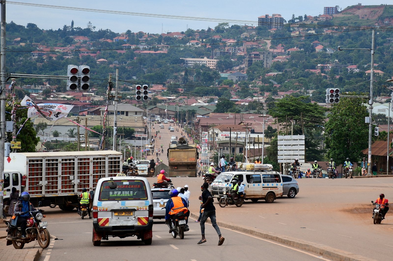 Motorists and cyclists are seen at a traffic light intersection amid the Ebola outbreak in Kampala, Uganda, Nov. 16, 2022. (Reuters Photo)