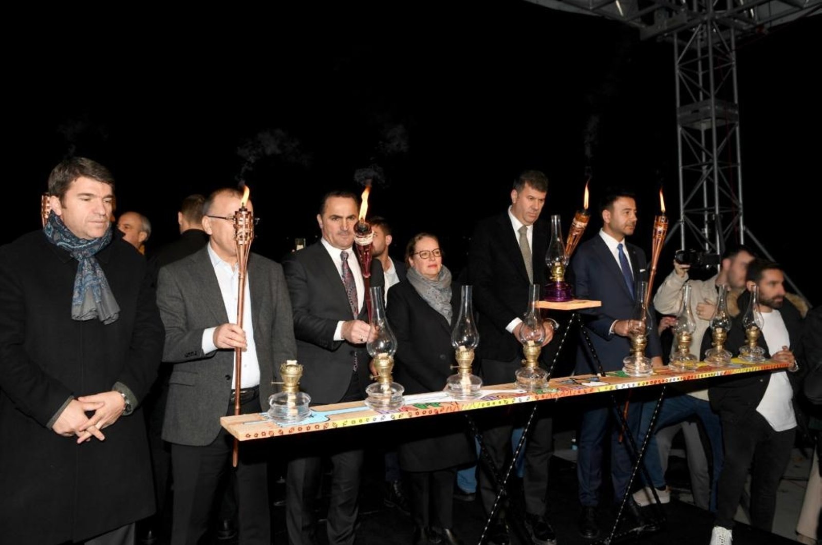 Komunitas Yahudi menandai hari terakhir Hanukkah di taman Istanbul